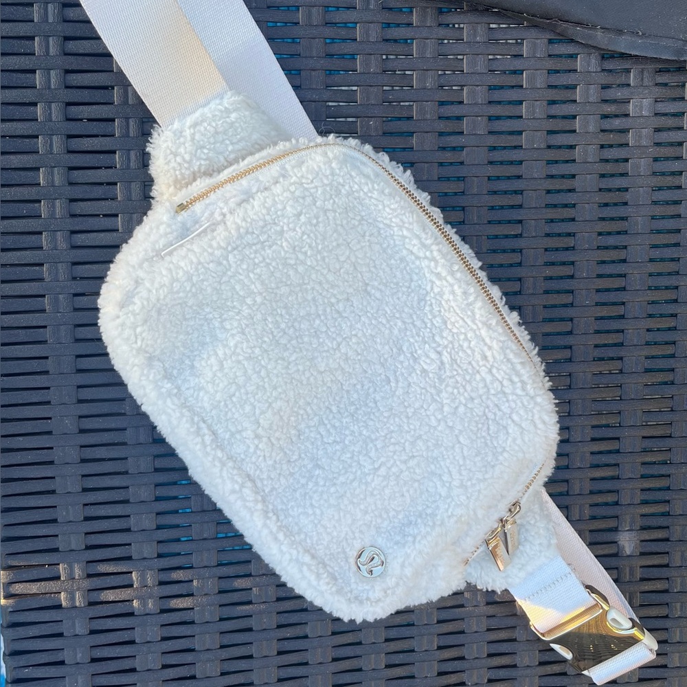 LULULEMON WHITE OPAL/GOLD HARDWARE FLEECE EVERYWHERE BELT BAG LARGE 2L